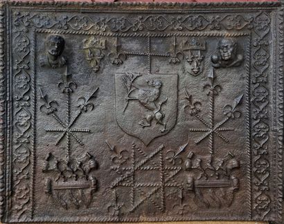 Plaque de cheminée en fonte à décor de lances,...