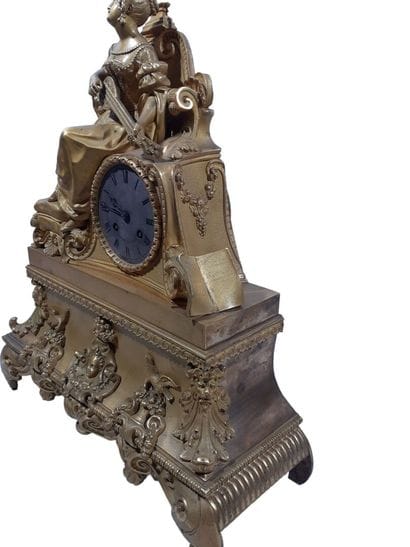 PENDULE en bronze à décor d'une joueuse de...