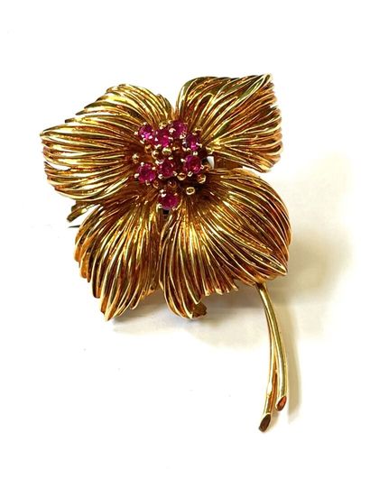VAN CLEEF & ARPELS
Clip de corsage faisant...