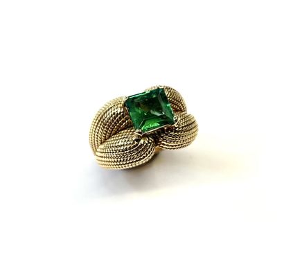 VAN CLEEF & ARPELS
Bague Coussin en or jaune...