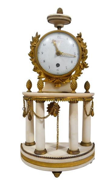 PENDULE portique en marbre blanc et bronze...