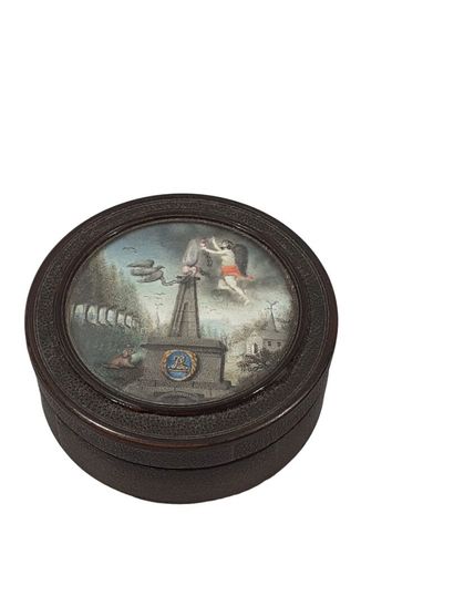 PETITE BOITE ronde, le couvercle à décor...