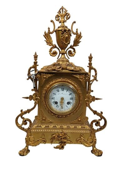 PENDULE borne en bronze doré surmontée d'un...