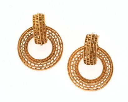 CHANEL
Paire de clips pendants en métal doré...