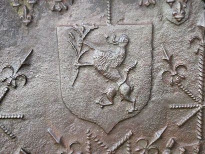 Plaque de cheminée en fonte à décor de lances,...