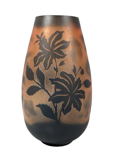 GRAND VASE ovoïde en verre multicouche gravé...