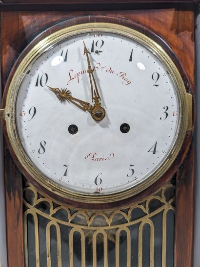 Pendule portique en acajou sculpté et ajouré...