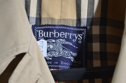BURBERRYS
Trench en coton beige
Taille :...
