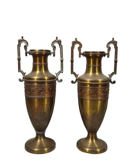 Paire de pots en laiton, la panse à décor...