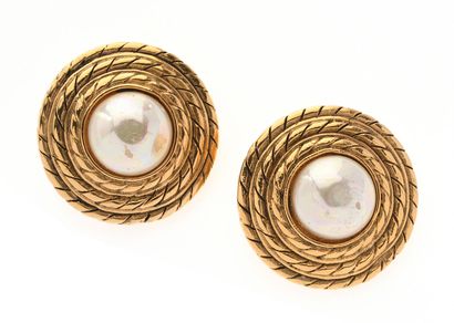 CHANEL
Paire de clips d'oreille en métal...