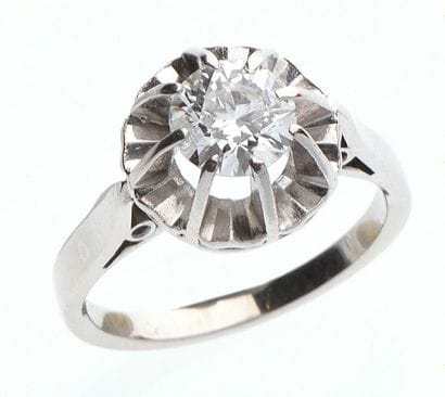 BAGUE en or gris 18 K (750/oo) et platine...