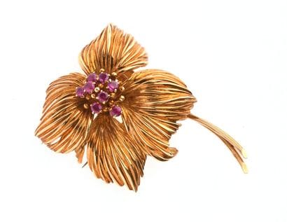 VAN CLEEF & ARPELS
Clip de corsage faisant...