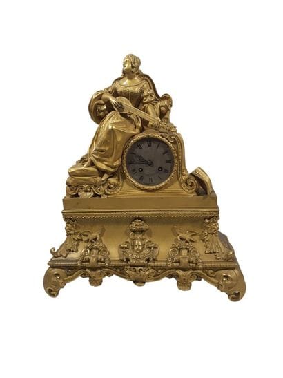 PENDULE en bronze à décor d'une joueuse de...