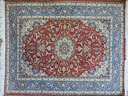 ISPAHAN (Iran)
Tapis en velours de laine...