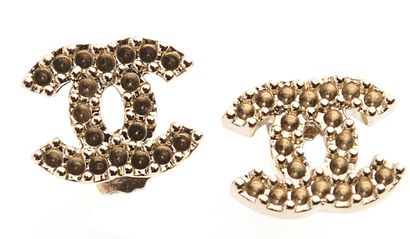 CHANEL
Paire de puces d'oreilles à clous...