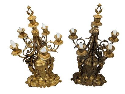 PAIRE DE CANDELABRES en bronze doré à cinq...