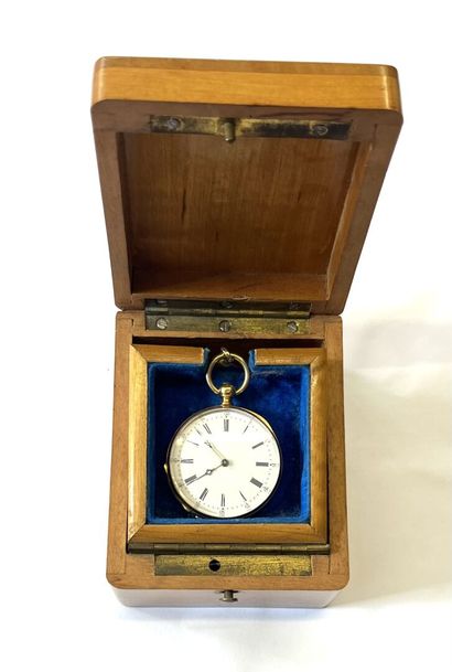 MONTRE DE COL en or jaune 18k (750/°°), dos...