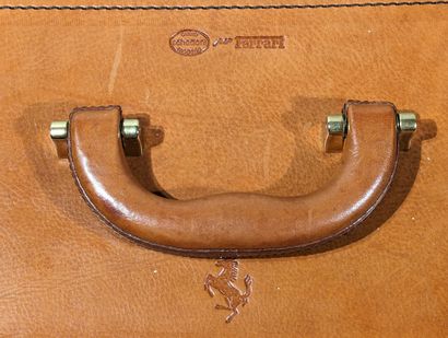 SCHEDONI
NECESSAIRE DE VOYAGE en cuir fauve...