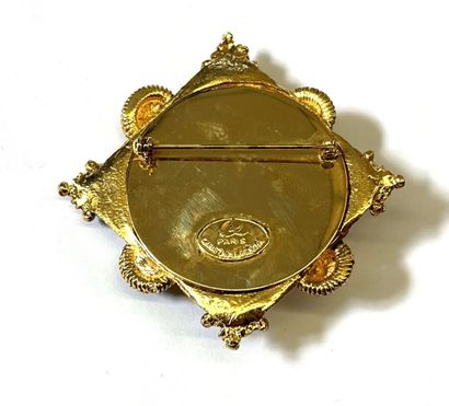 CHRISTIAN LACROIX 
Broche en métal doré de...