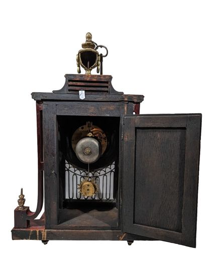 Pendule portique en acajou sculpté et ajouré...