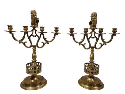 PAIRE DE CANDELABRES en bronze à trois lumières...