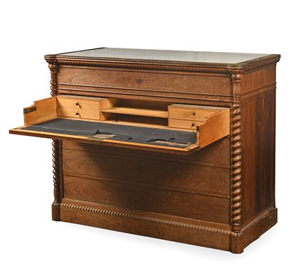 COMMODE en palissandre, la façade ouvrant...