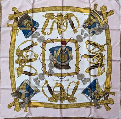 HERMES à Paris
Carré en twill de soie imprimée...