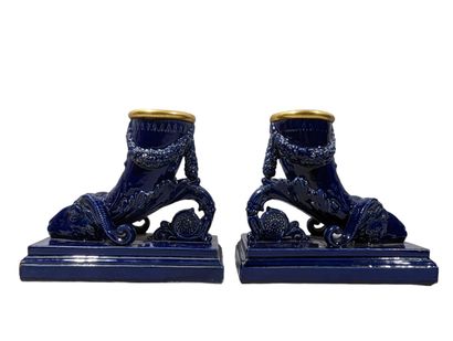 PAIRE DE VASES RHYTONS sur base en céramique...