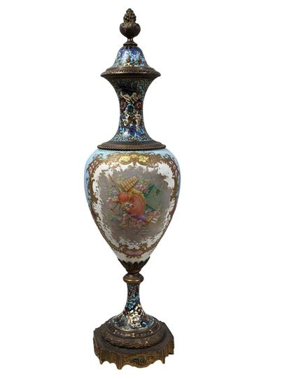 CASSOLETTE en bronze à décor cloisonné, panse...