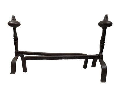 Paire de CHENETS en fonte de fer à renflements.
40...