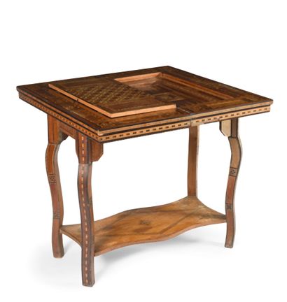 Table à jeux en bois de placage et marqueterie...