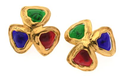 CHANEL
Paire de clips d'oreilles en métal...