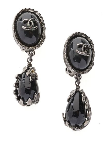 CHANEL
PAIRE DE CLIPS en pendants en résine...