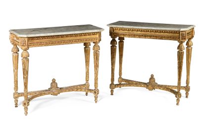PAIRE DE CONSOLES en bois et stuc doré à...