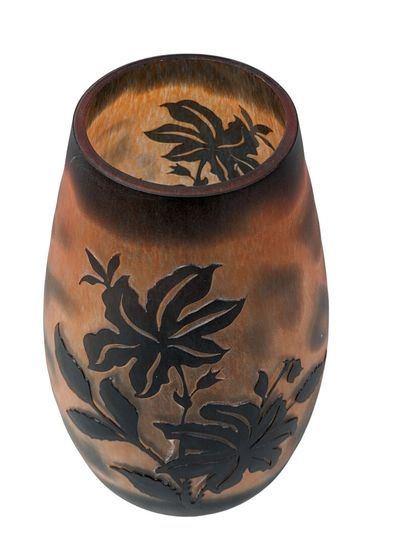 GRAND VASE ovoïde en verre multicouche gravé...