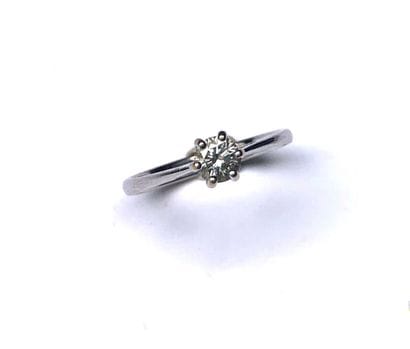BAGUE SOLITAIRE en or jaune plaqué or gris...
