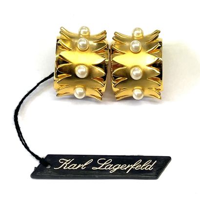 KARL LAGERFELD
Paire de clips en métal doré...