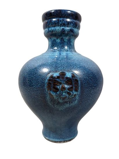 VASE de forme balustre en grès flammé bleu...