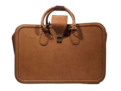 SCHEDONI
NECESSAIRE DE VOYAGE en cuir fauve...