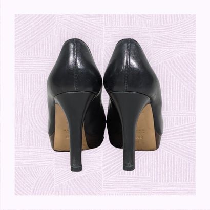 GUCCI
Paire d'escarpins sur talon aiguille...