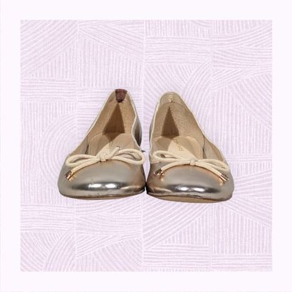 COSMOPARIS
Paire de ballerines en cuir verni...
