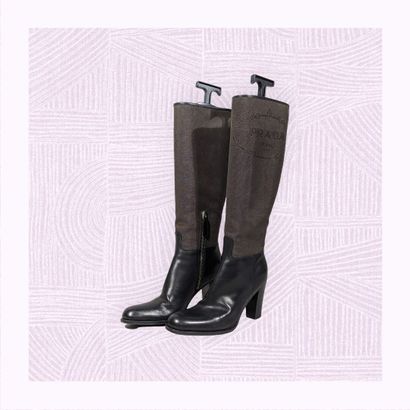 PRADA MILANO
Paire de bottes en cuir noir...