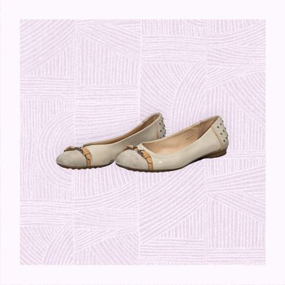 TOD'S
Paire de ballerines en cuir beige verni...