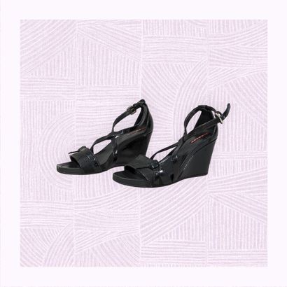 PRADA
Paire de sandales sur haut talon compensé...