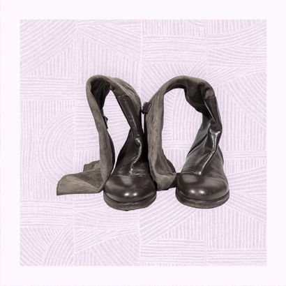 VIBRAM
Paire de bottes en cuir et daim de...