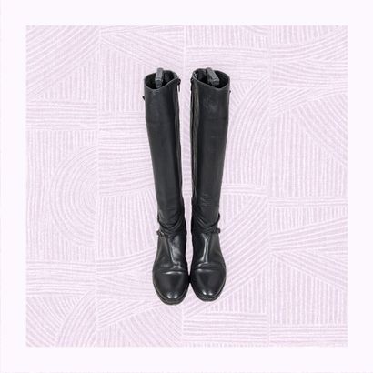 HEYRAUD
Paire de bottes en cuir noir, à décor...