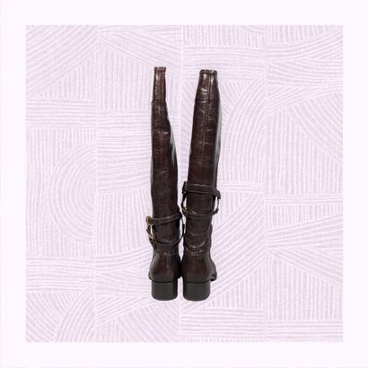 PRADA
Paire de bottes sur léger talon haut...