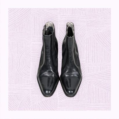 FREE LANCE
Paire de bottines en cuir noir...