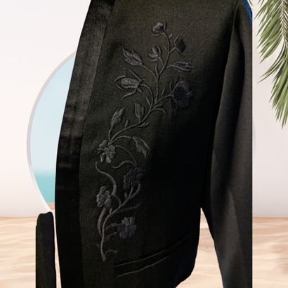 KENZO, Paris. 
Veste boléro brodée en laine...
