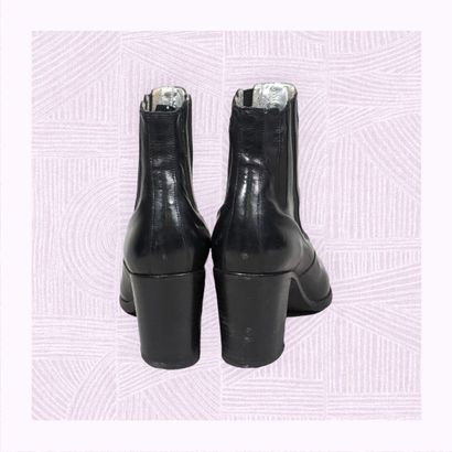 FREE LANCE
Paire de bottines en cuir noir...